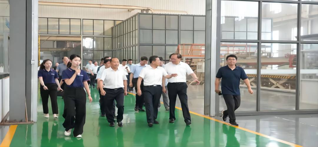 省人大常委會副主任、黨組書記楊東奇到新港集團(tuán)走訪調(diào)研，點(diǎn)贊新港仿生膠技術(shù)創(chuàng)新